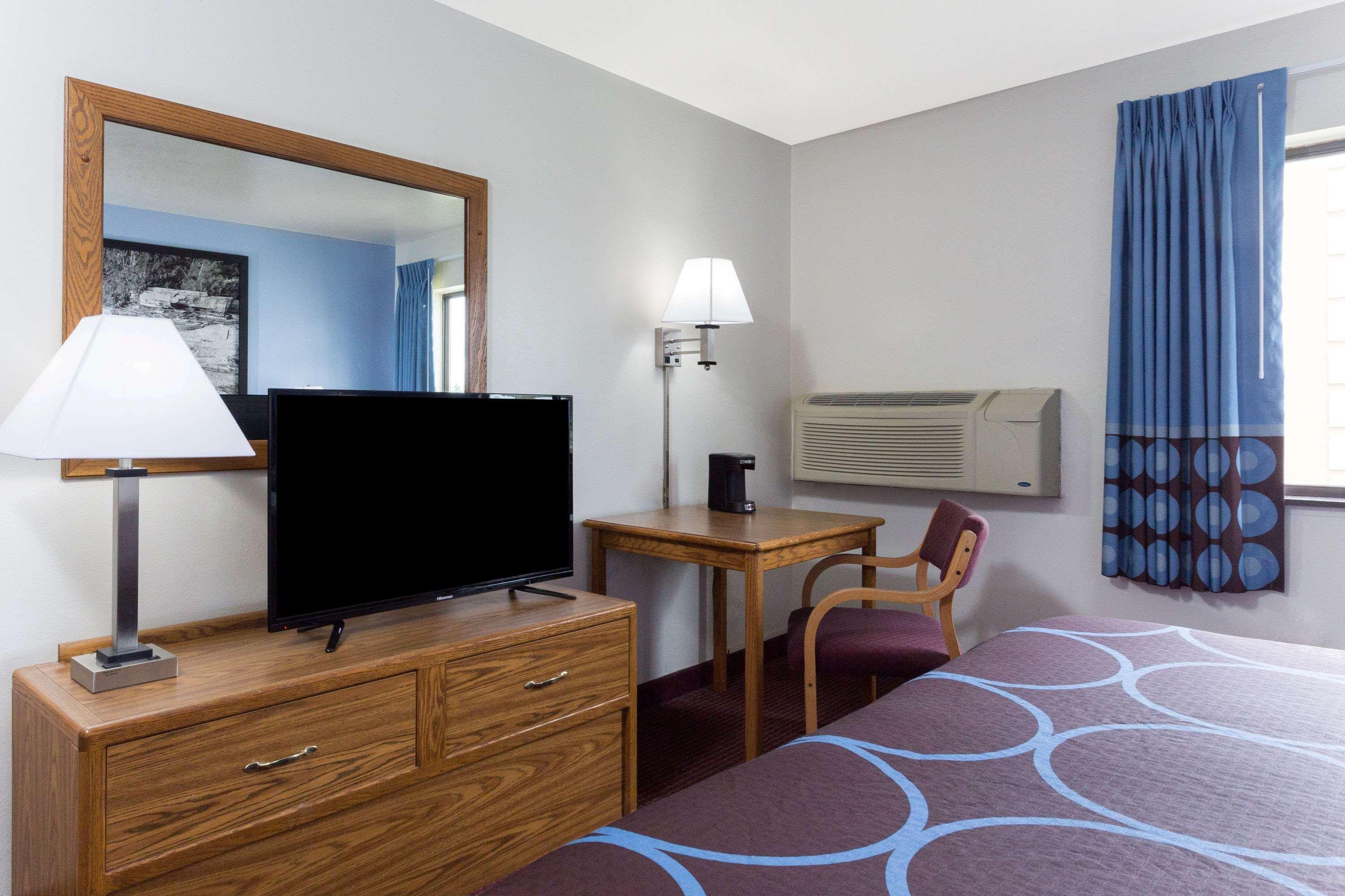 Super 8 By Wyndham Wisconsin Dells Hotel Ngoại thất bức ảnh